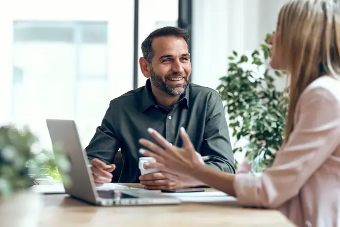 Discussion between a disability support coordinator and a learner in a professional environment to support accessibility and adapted training solutions