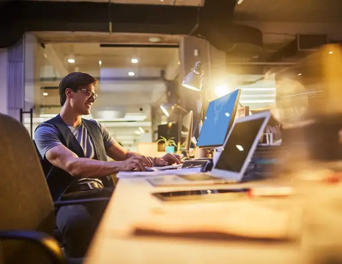 Professional working with digital tools in a modern workspace illustrating educational innovation and the development of new training methods