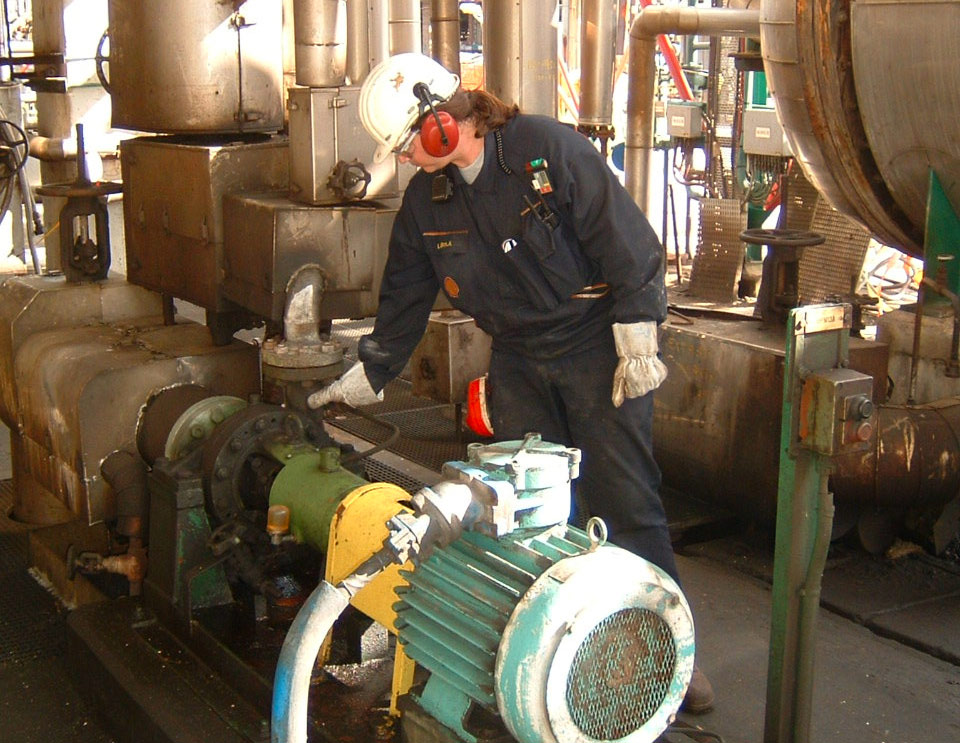 Technician working on industrial equipment in a training unit designed to reproduce real operating and maintenance conditions