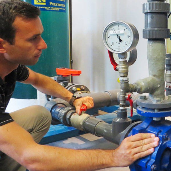 Professional handling industrial technical equipment during a hands-on training session adapted to real business needs